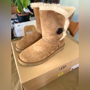 UGG Bailey Button 5803